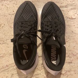 nike zoom winflo running shoes